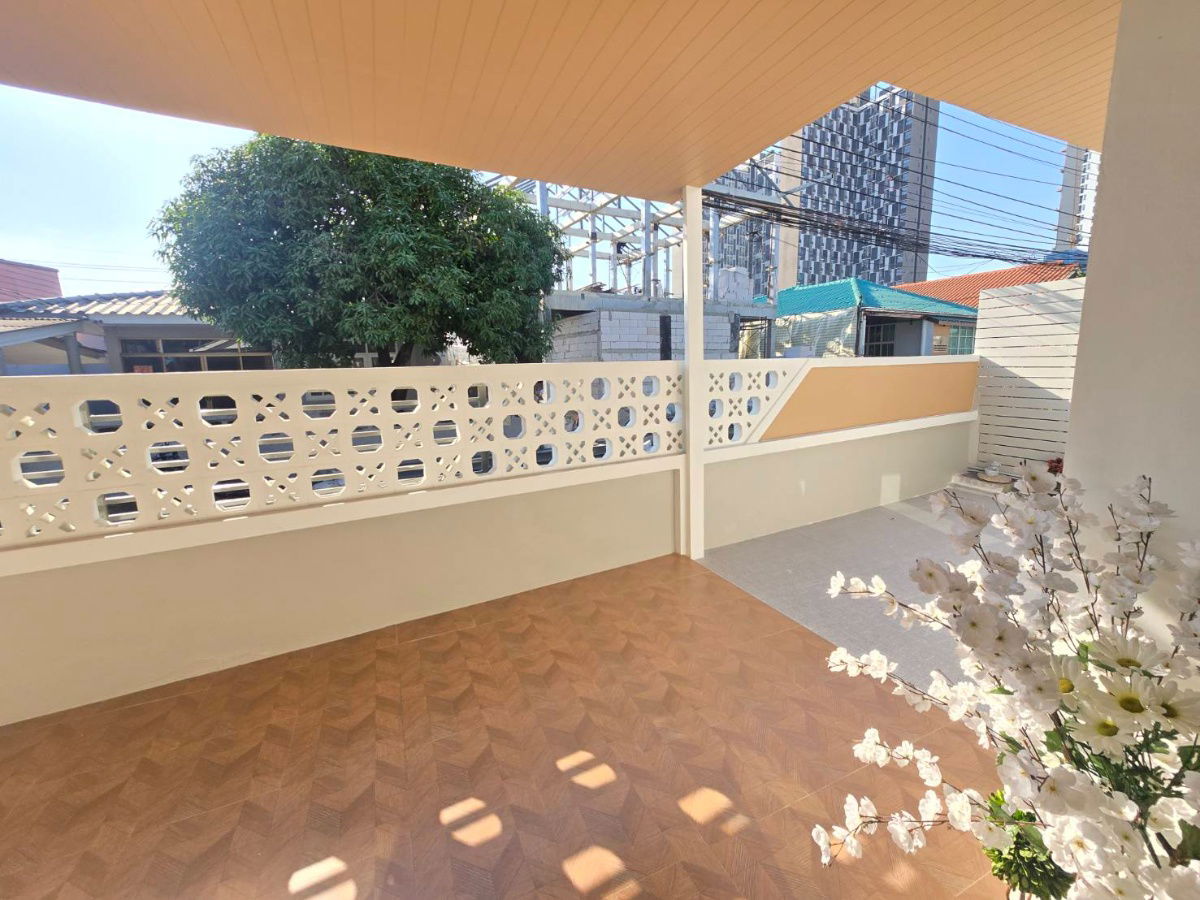 รูป บ้านเดี่ยวชั้นเดียว แต่งใหม่ทั้งหมด กว้าง สวยมาก หมู่บ้าน แสงอรุณ รีโนเวทใหม่ทั้งหลัง ถนนรามอินทรา ซอย68 แยก7 คันนายาว มีชั้นลอยกว้างขวาง - รูปที่ 13/43