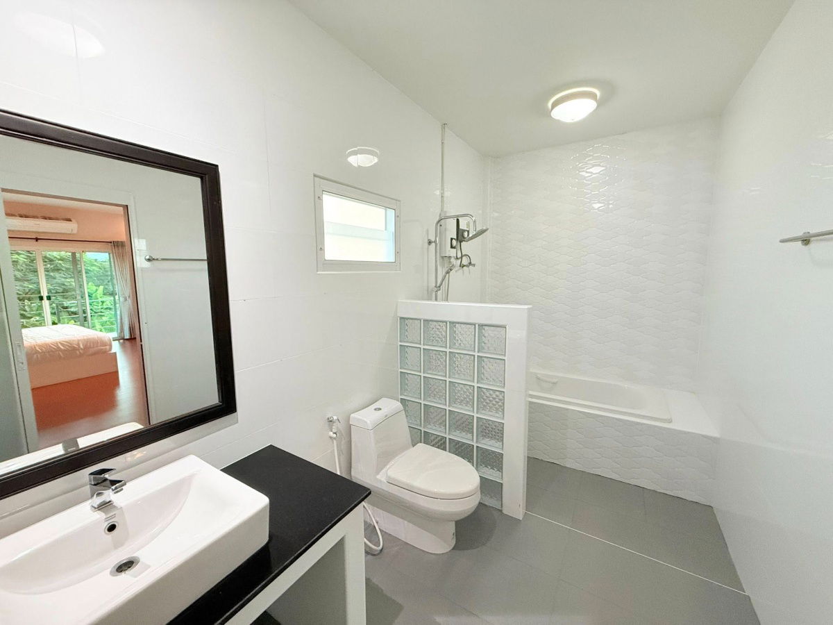 picture Two storey house for rent with 4 bedrooms,4 toilets and 1 kitchen. - 13/27