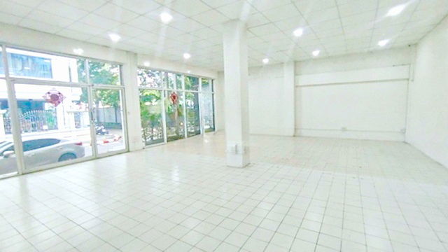 picture Commerce University 370 m. Large office space with full functionality airy and spacious MRT Huai Khw - 1/8