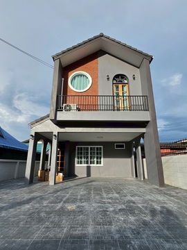 Two storey house for rent with 3 bedrooms,31 toilets and 1 kitchen.