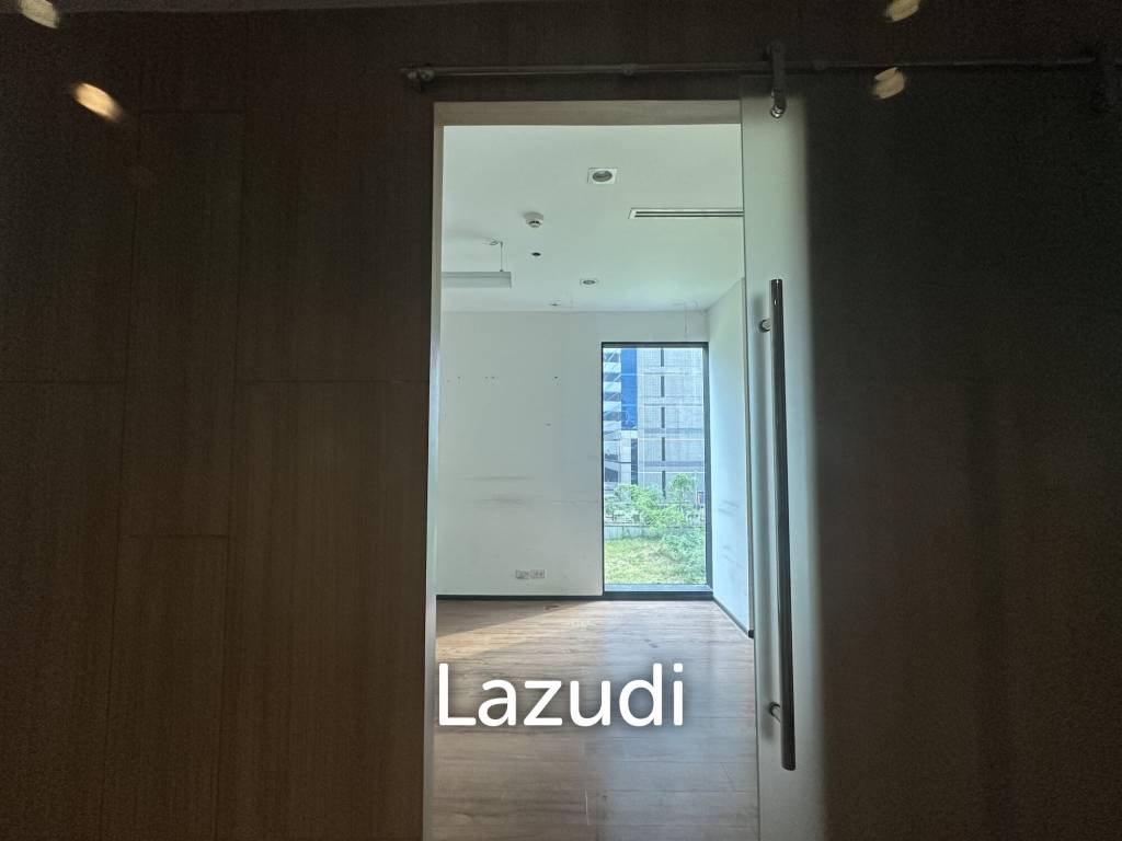 picture Strategic 3-Storey Retail Space in Khlong Toei Bangkok - 4/5