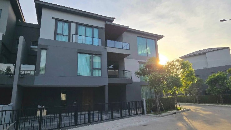 รูป บ้านสามชั้น พร้อมลิฟท์ส่วนตัว และ Penthouse Lounge แบบส่วนตัวสุด ๆ
 - รูปที่ 1/16