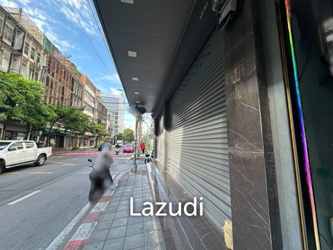 Retail Space with Industrial Features in Bang Rak