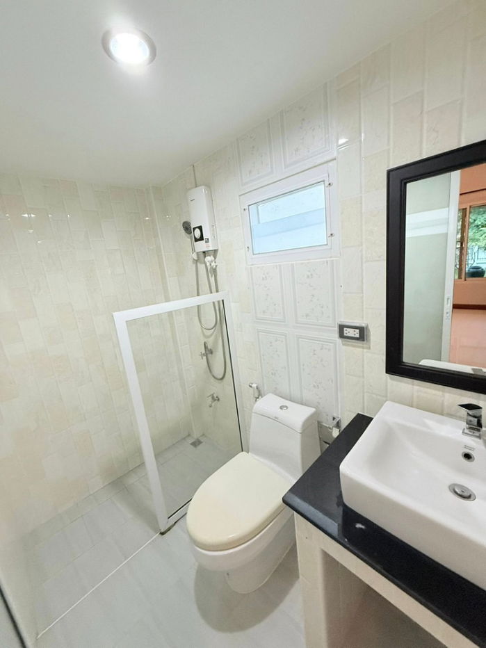 picture Two storey house for rent with 4 bedrooms,4 toilets and 1 kitchen. - 18/27