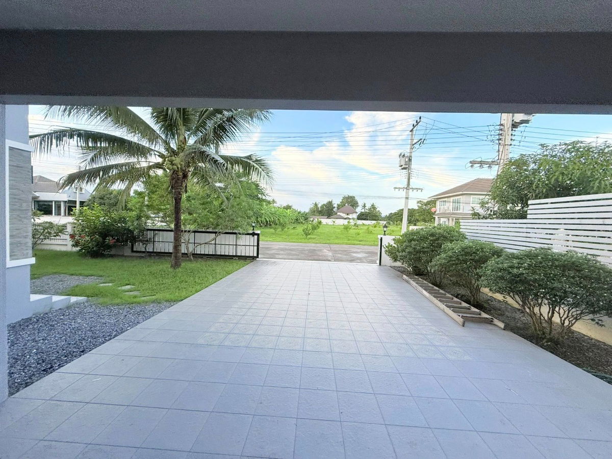 picture Two storey house for rent with 4 bedrooms,4 toilets and 1 kitchen. - 25/27