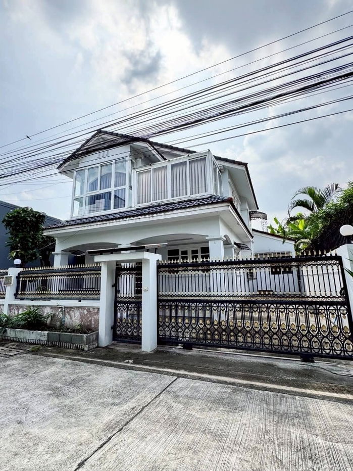 picture Renting a single house in Ladprao Wanghin Soi 18 There are 3 bedrooms and 3 bathrooms near Chokchai Si Wang Hin  - 1/10