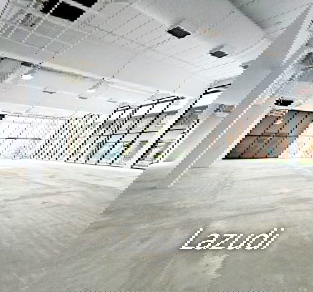 รูป Main Road Asok Office Building Large Retail Space for  a Showroom, Clinic, Spa or Cafe Ground Floor - รูปที่ 3/6