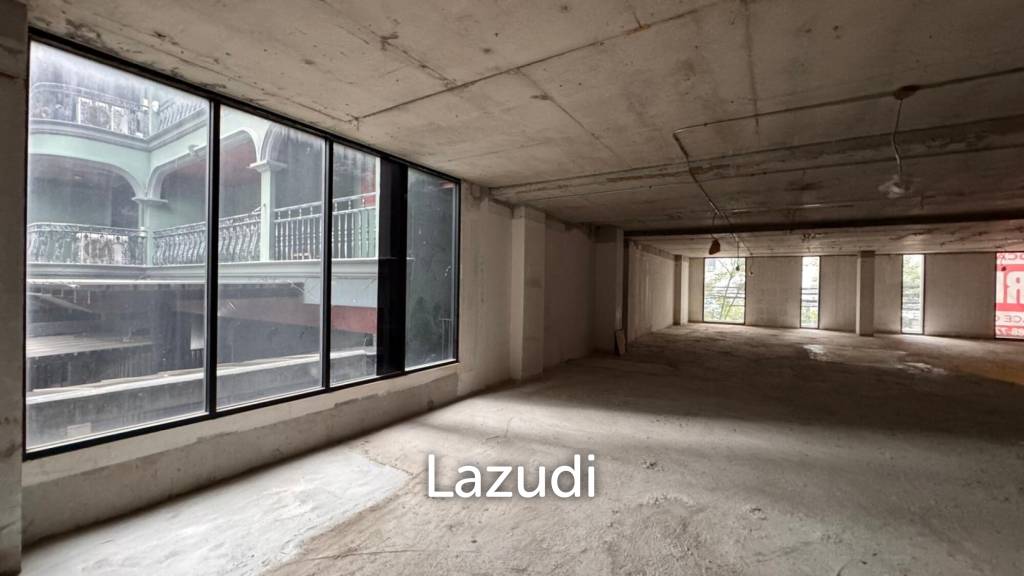 รูป Spacious Bareshell Retail Space in Soi Ruam Rudee, Bangkok - รูปที่ 1/8