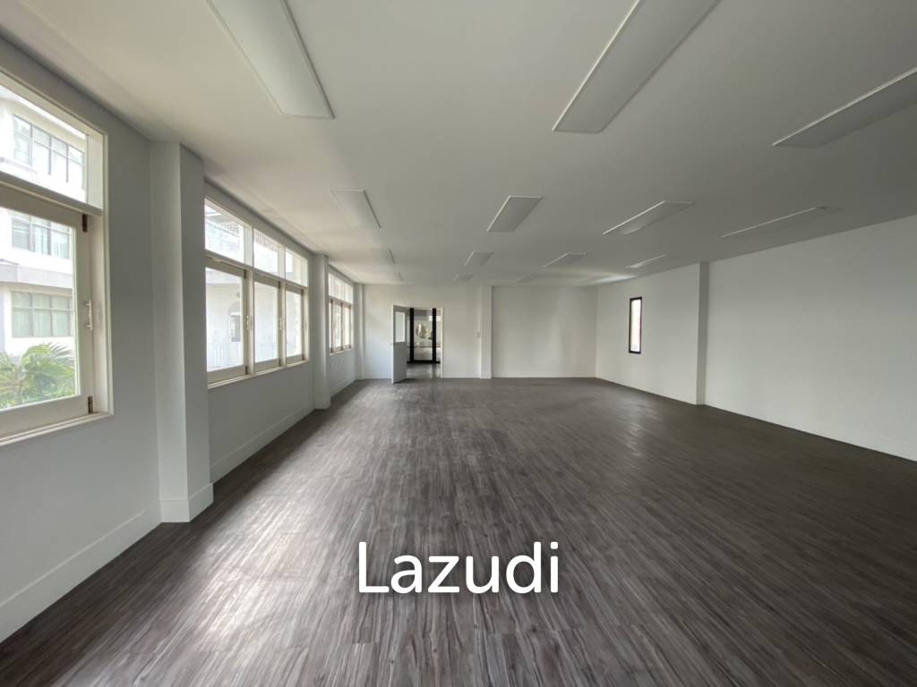 รูป Spacious Modern Office in Bang Rak Bangkok - รูปที่ 1/6