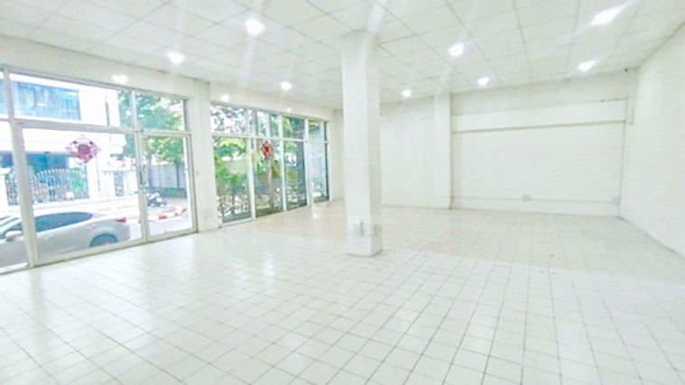 Commerce University 370 m. Large office space with full functionality airy and spacious MRT Huai Khw