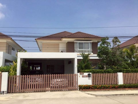 Two-storey detached house for sale, Baan Klang Suan project, Takhian Tia, Bang Lamung, Chonburi