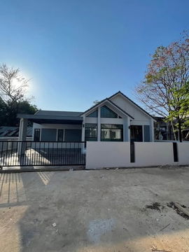 Single-storey detached house for sale  3 bedrooms 2 bathrooms and 2 parkings.