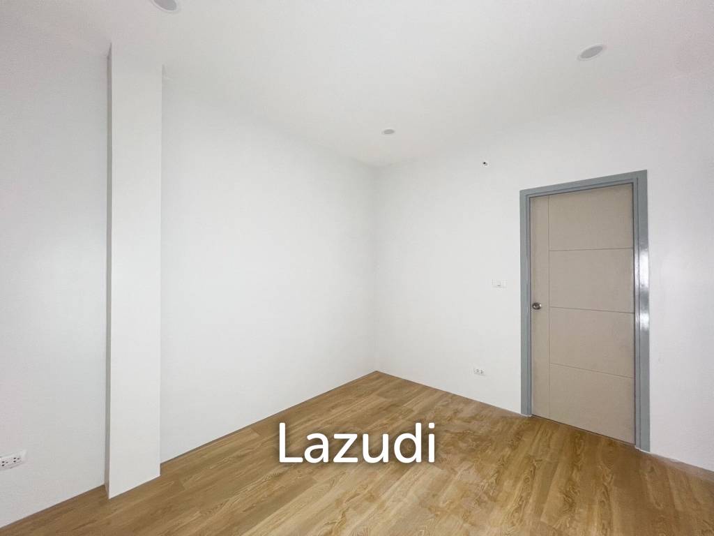 picture Modern Minimalist Townhouse in Ratsada Phuket - 18/31