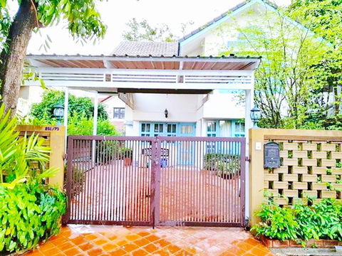 MRT Sammakorn 1km. 2-story detached house for rent with beautiful furniture good condition 60 sq.wa.