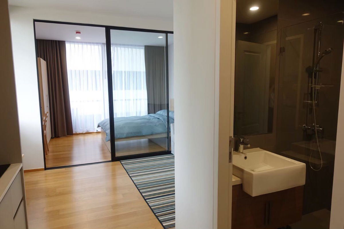 รูป ให้เช่า คอนโดหรู โนเบิล รีโว สีลม **ห้องมุมชั้น 25 *ใกล้สถานี BTS สถานีสุรศักดิ์ 160 ม. **ระเบีมยงวิวเมือง หน้าต่างติดสวนส่วนกลาง เป็นส่วนตัว** - รูปที่ 9/16