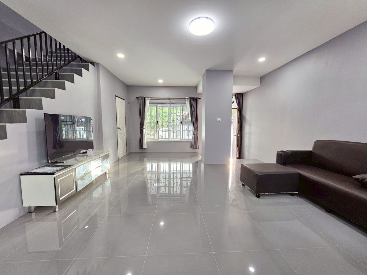 picture Two storey house for rent with 3 bedrooms,31 toilets and 1 kitchen.  - 6/33