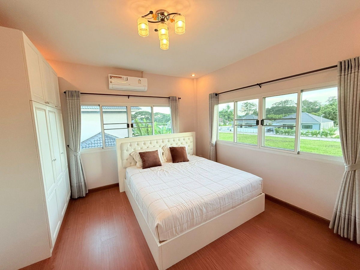 picture Two storey house for rent with 4 bedrooms,4 toilets and 1 kitchen. - 17/27