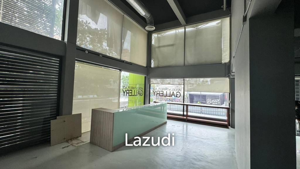 picture Prime Retail Space for Bar or restaurant at Thong Lo - 4/11