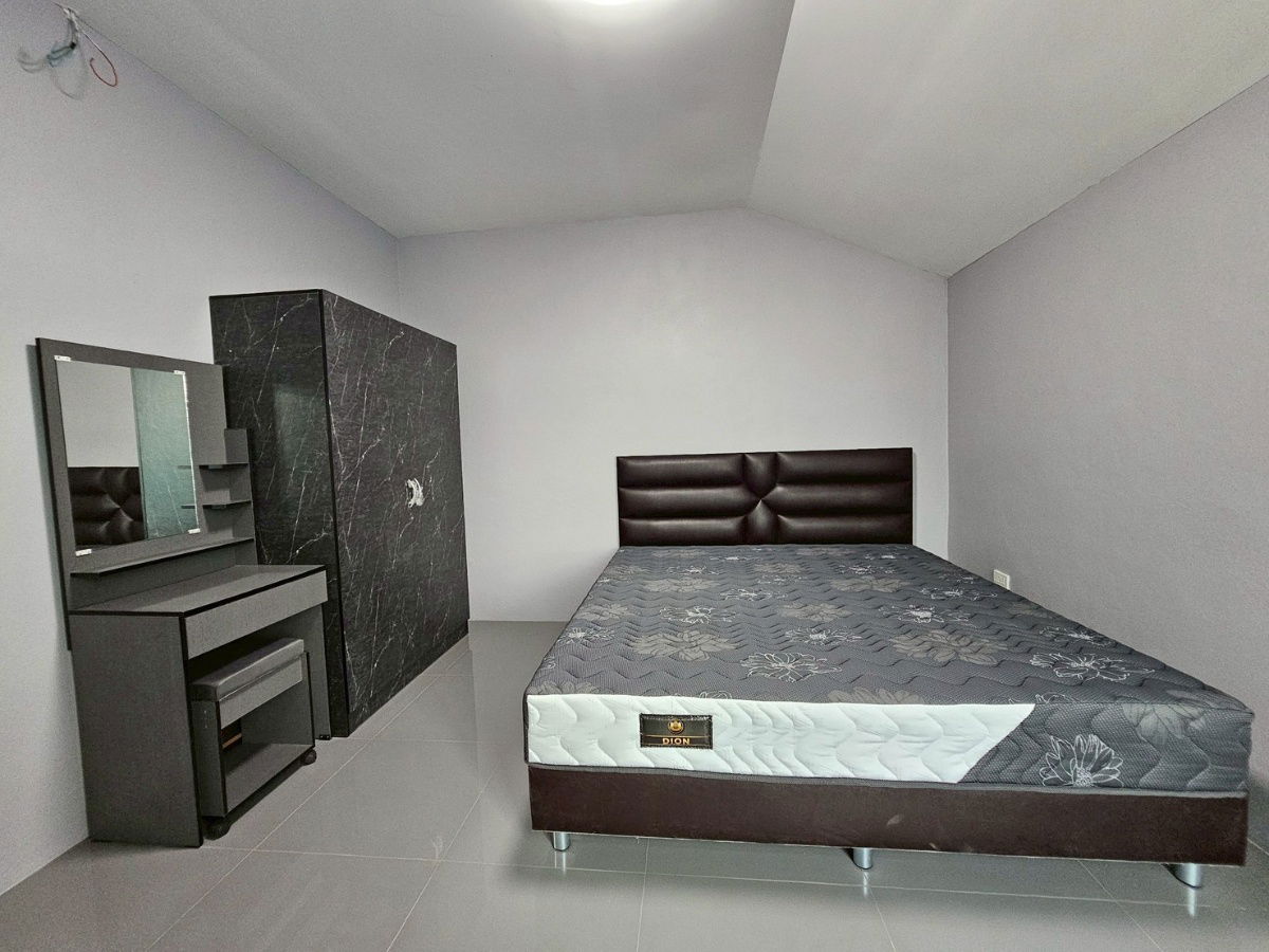 picture Two storey house for rent with 3 bedrooms,31 toilets and 1 kitchen.  - 22/33