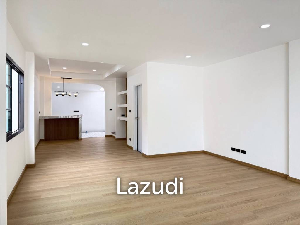 picture Fully Renovated Modern 3-Bedroom Townhouse in Kathu - 11/38