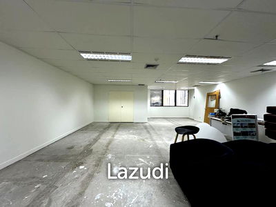 เช่าสำนักงาน ถนนสีลม : ออฟฟิศที่ Chartered Square สีลม บางรัก กรุงเทพ โครงการ 33 ชั้น