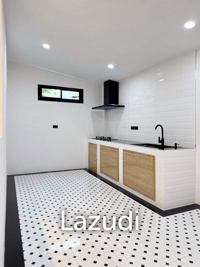 picture Fully Renovated Modern 3-Bedroom Townhouse in Kathu - 3/38