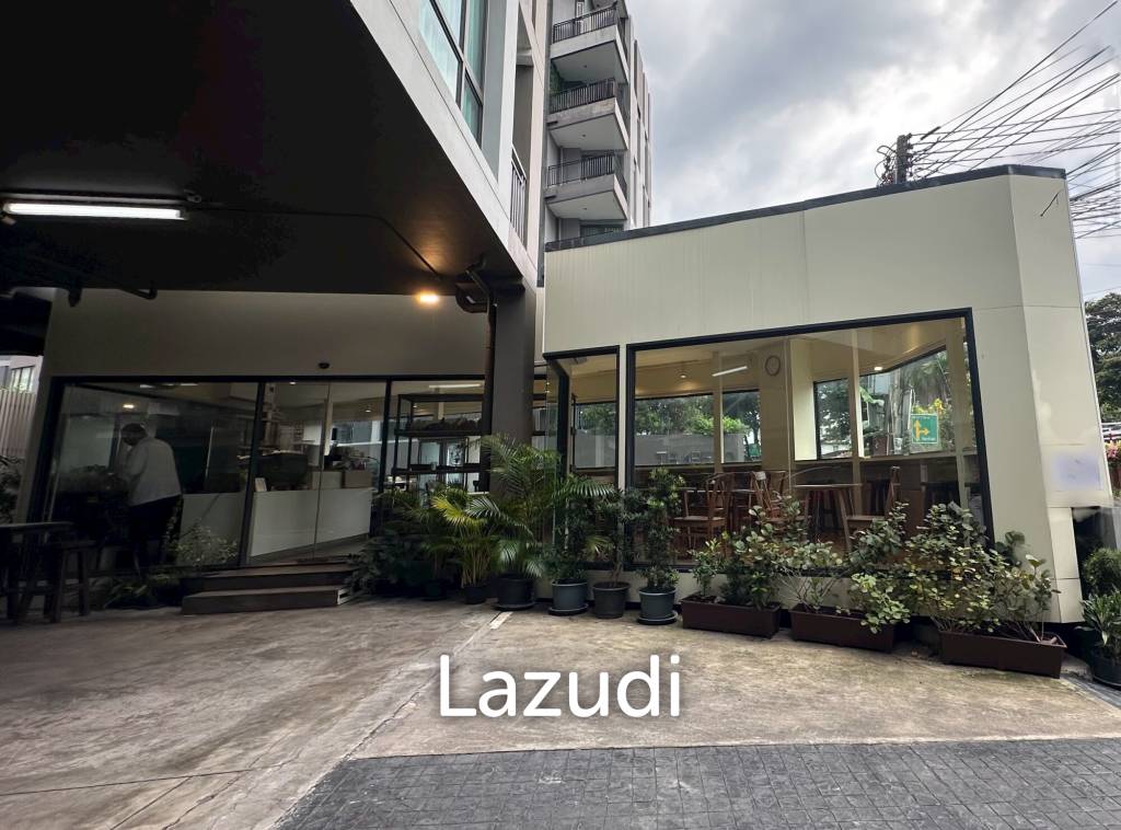 picture Retail Space with Modern Architecture in Bangkoks Khlong Tan - 1/4