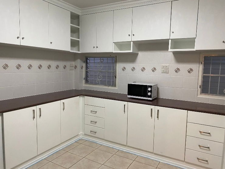 รูป บ้านตกแต่งหรู เฟอร์ครบ พร้อมเข้าอยู่ทันที 💫
บรรยากาศเงียบสงบ ร่มรื่น เหมาะกับครอบครัวหรือชาวต่างชาติ 🌳
- รูปที่ 9/14