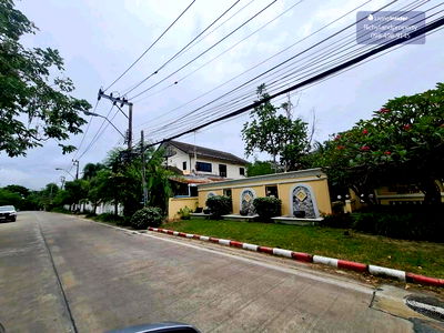 Houses for sale Samut Prakarn : Single house for sale, next to the entrance of Ananda Beach Life Village, 150 sq m, good location, near Mega Bangna