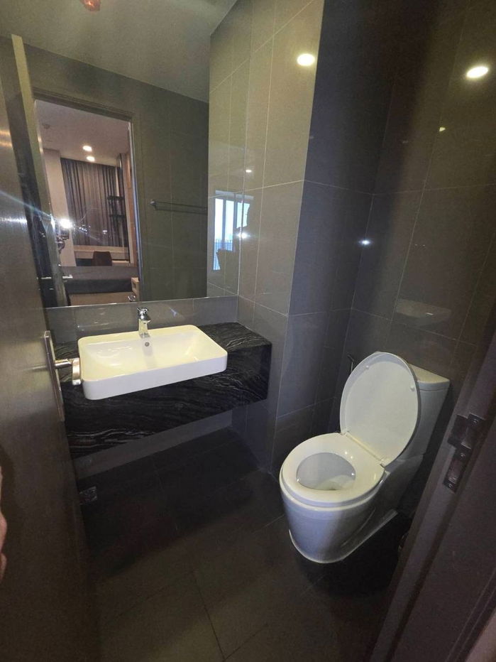 รูป Ashton Chula Silom【𝐑𝐄𝐍𝐓】🔥ห้องเท่แบบลักซ์ ดาร์กโทนเข้ม เติมความคมให้ทุกมุม🔥 ติดต่อไลน์ไอดี: @hacondo - รูปที่ 10/10