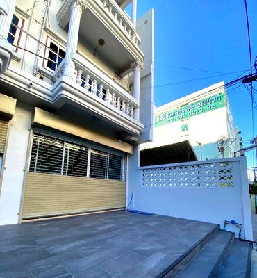 เช่าทาวน์โฮม เขตห้วยขวาง : ทาวน์เฮ้าส์ 3 ชั้น อยู่ต้นซอย ในซอยมีของกินเยอะ คนพลุกพล่าน