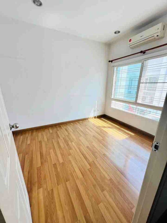 picture 1 B1035 3-storey townhouse, Baan Klang Muang Urbanian Rama 9-Lat Phrao, Soi Lat Phrao 84 - 4/10