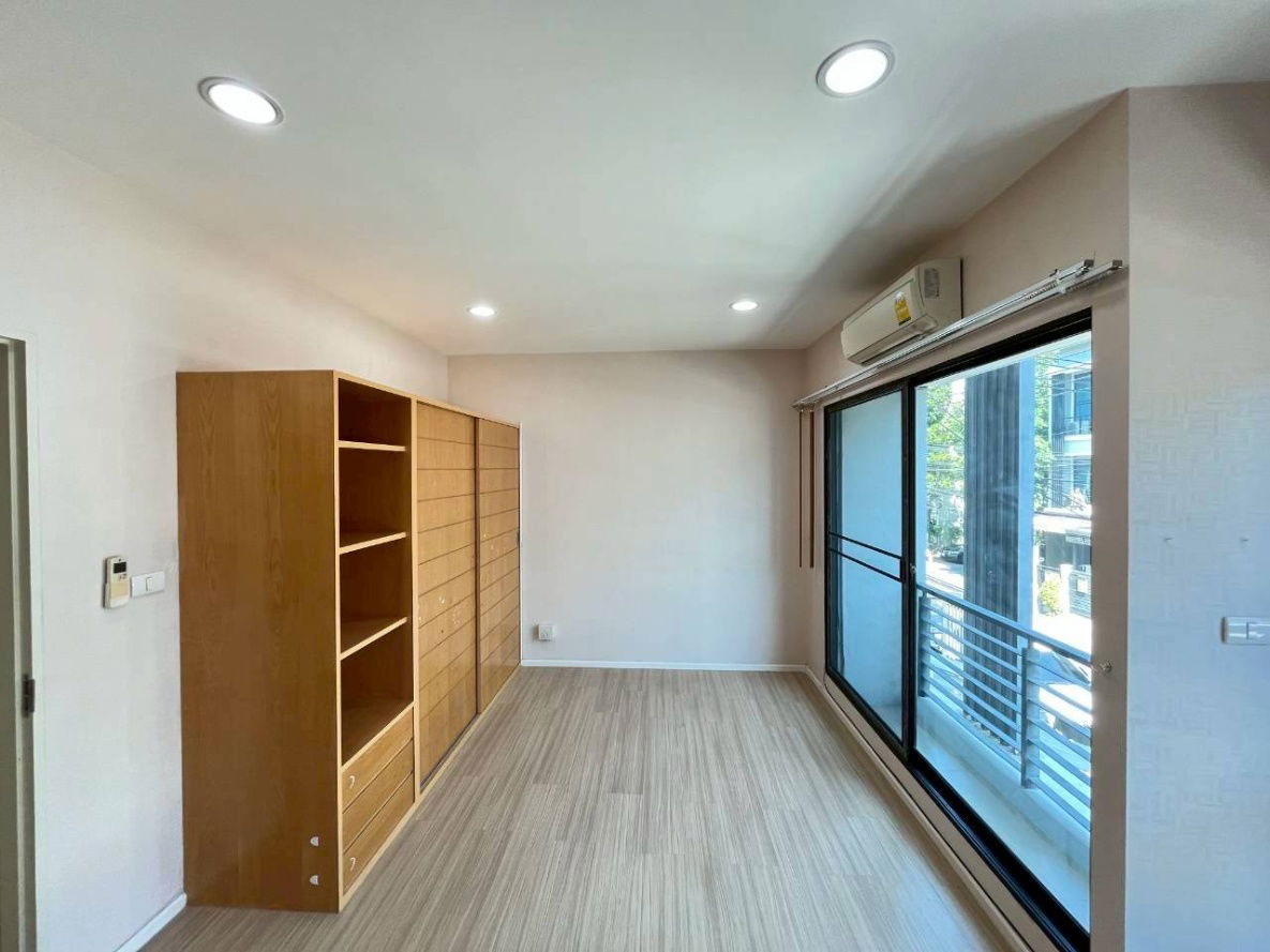 picture For Rent: Baan Klang Muang Rama 9 – Ramkhamhaeng 3-storey townhouse with full functionality in a prime and convenient location - 15/18