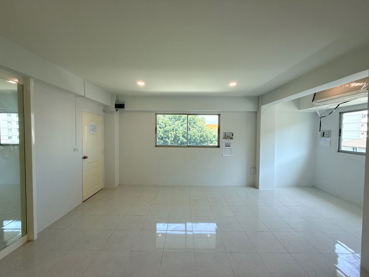 picture Urgent sale! Very cheap! Very large room! J.W. Place - 4/10