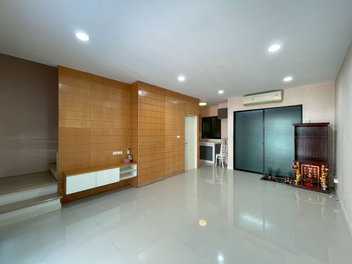 picture For Rent: Baan Klang Muang Rama 9 – Ramkhamhaeng 3-storey townhouse with full functionality in a prime and convenient location - 11/18