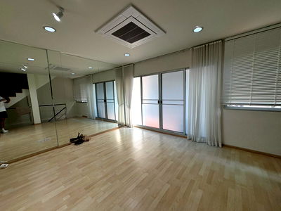 Townhouses for rent True Tower Phatthanakan : Townhome for rent at Noble Cube Pattanakran on Pattanakarn Road, near Thonglor. Beautiful, fully furnished.