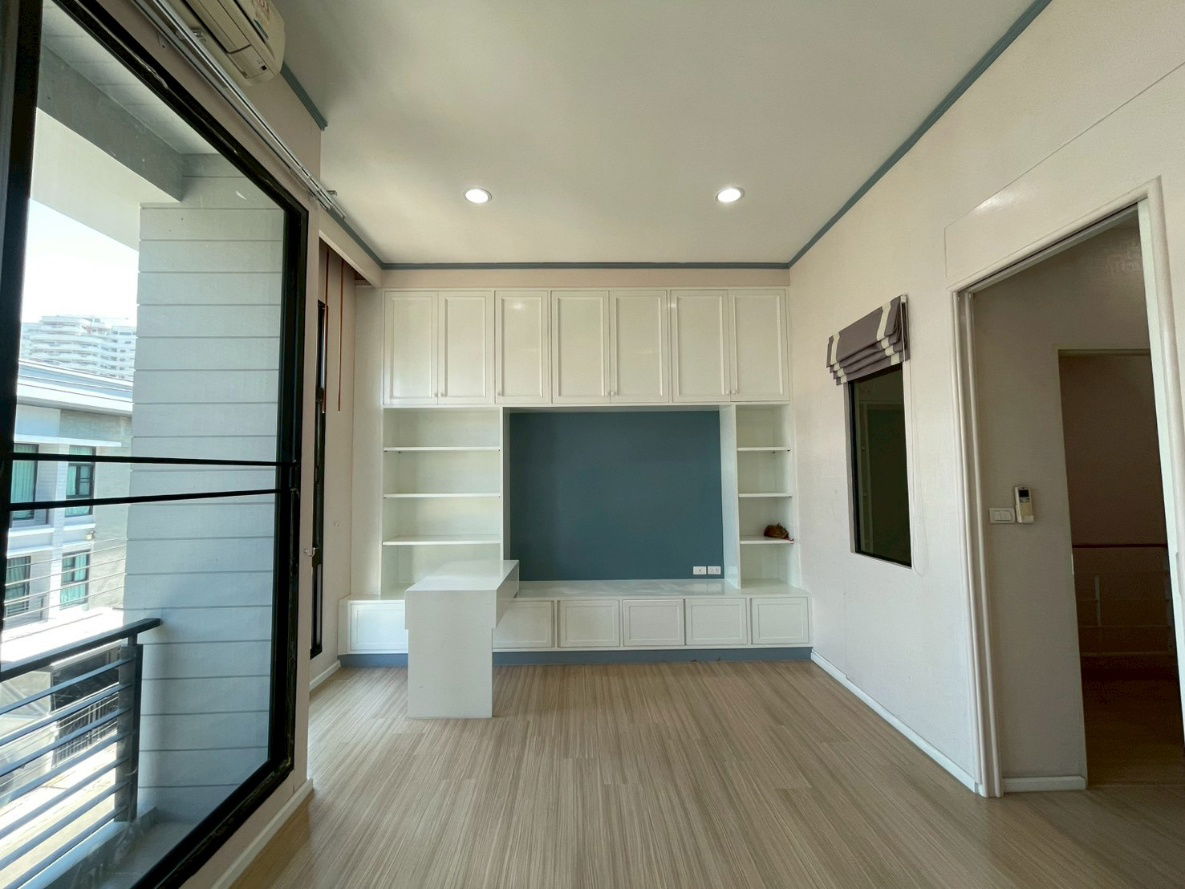 picture For Rent: Baan Klang Muang Rama 9 – Ramkhamhaeng 3-storey townhouse with full functionality in a prime and convenient location - 4/18