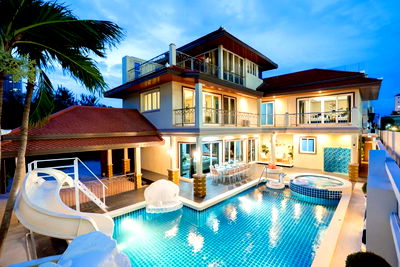 Houses for sale Bang Lamung Chonburi : Pool Villa within a short walk to beautiful white sandy beach of Jomtien, Only Steps away 150metrs