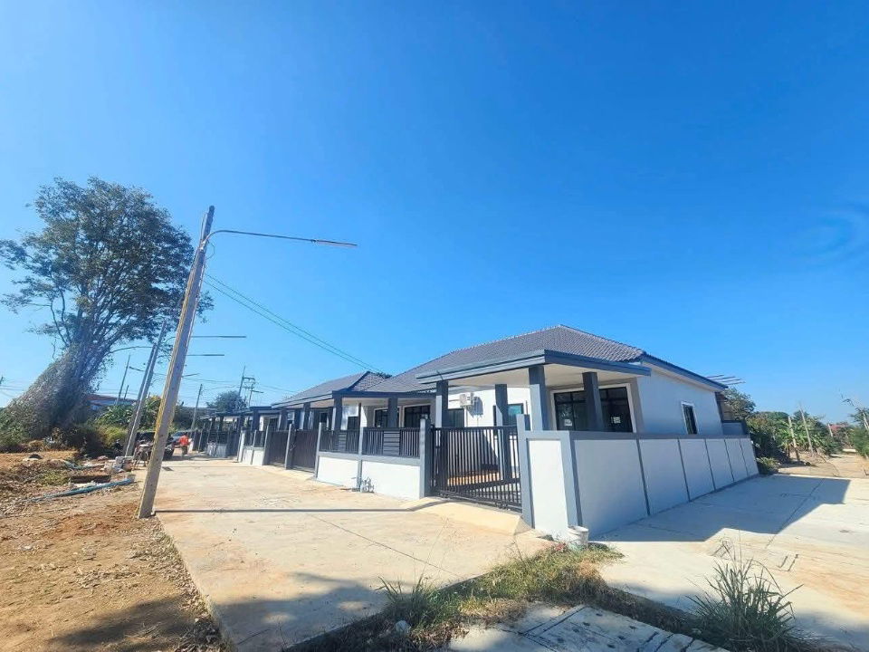 รูป ทาวเฮ้าส์สร้างใหม่ใกล้อ่างมาบประชัน 2ห้องนอน 2ห้องน้ำ - รูปที่ 1/15