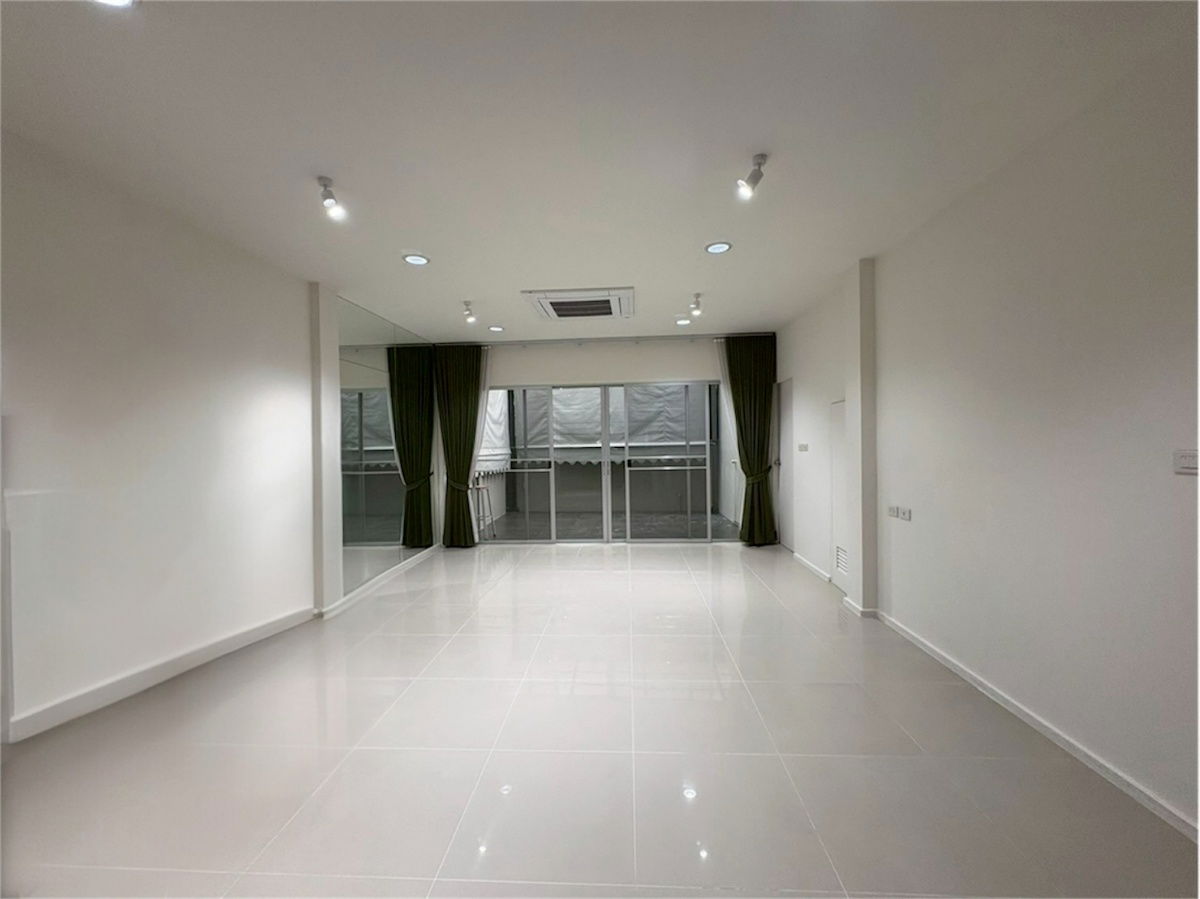 picture Townhome for rent at Noble Cube Pattanakran on Pattanakarn Road, near Thonglor. Beautiful, fully furnished. - 6/9