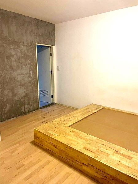 picture For sale: 4-story commercial building with two units near Phra Meru Road. 24 sq wah. Suitable for a hostel. Features 10 bedrooms,7 bathrooms, - 6/15