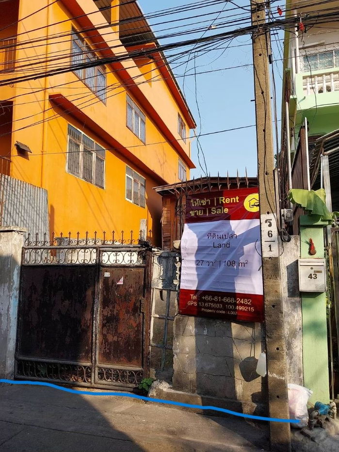 picture Land for sale. Conveniently located in Soi Suksawat 38, only 250 m from main road suksawat in between MRT Bangpakok and Yak Prachautid station. - 1/3