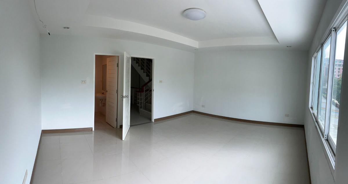 รูป ขายบ้านทาวน์โฮม 3 ชั้น ทำเลเยี่ยม! ใกล้ รร.บดินทรเดชา เพียง 950 เมตร - รูปที่ 27/39