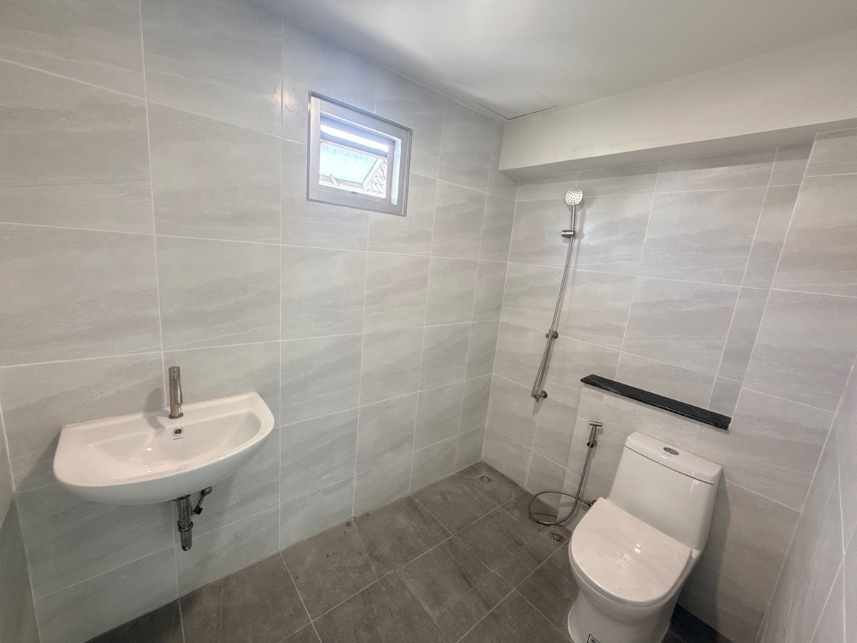 picture Urgent sale! Very cheap! Very large room! J.W. Place - 10/10