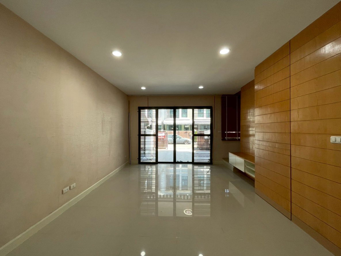 picture For Rent: Baan Klang Muang Rama 9 – Ramkhamhaeng 3-storey townhouse with full functionality in a prime and convenient location - 12/18