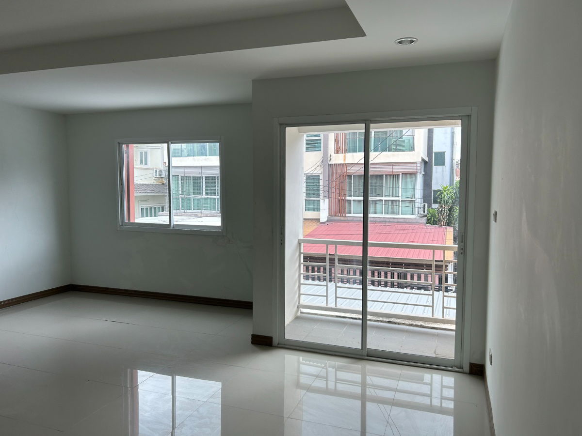 รูป ขายบ้านทาวน์โฮม 3 ชั้น ทำเลเยี่ยม! ใกล้ รร.บดินทรเดชา เพียง 950 เมตร - รูปที่ 35/39