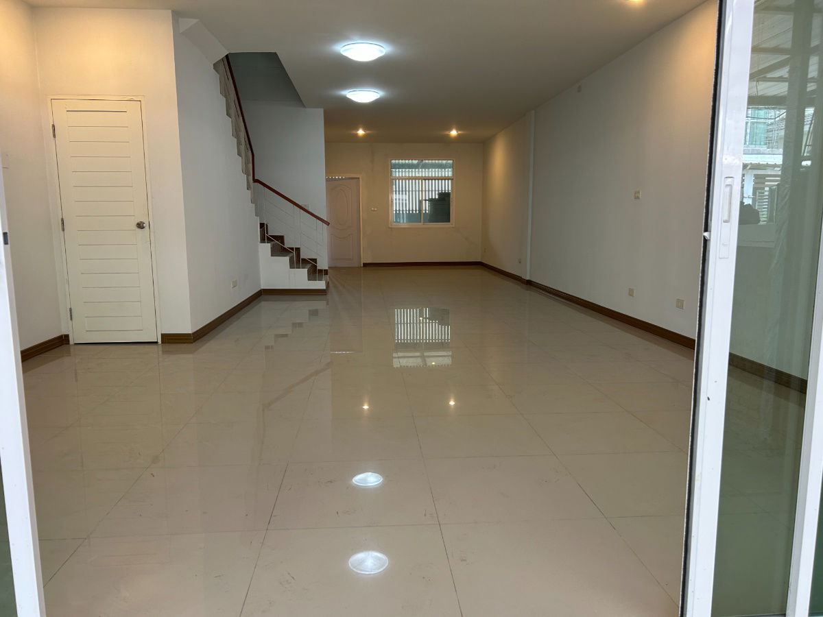 รูป ขายบ้านทาวน์โฮม 3 ชั้น ทำเลเยี่ยม! ใกล้ รร.บดินทรเดชา เพียง 950 เมตร - รูปที่ 8/39