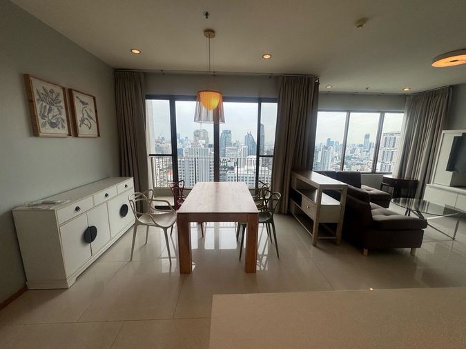 The Emporio Place Sukhumvit 24 ❤️ BTS พร้อมพงศ์