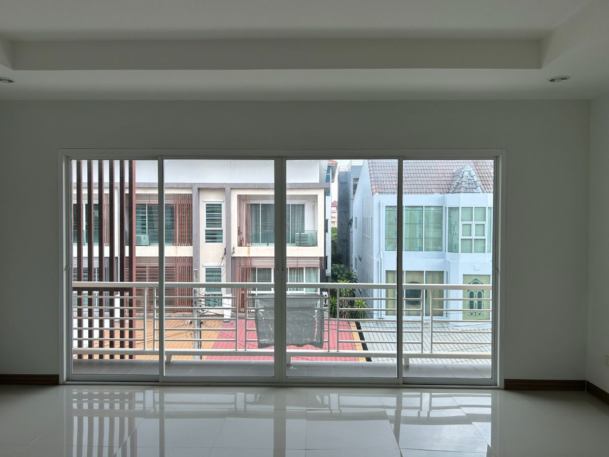 รูป ขายบ้านทาวน์โฮม 3 ชั้น ทำเลเยี่ยม! ใกล้ รร.บดินทรเดชา เพียง 950 เมตร - รูปที่ 36/39