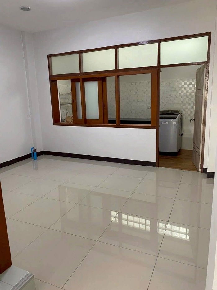 รูป ทาวน์เฮ้าส์ 3 ชั้น อยู่ต้นซอย ในซอยมีของกินเยอะ คนพลุกพล่าน - รูปที่ 4/12